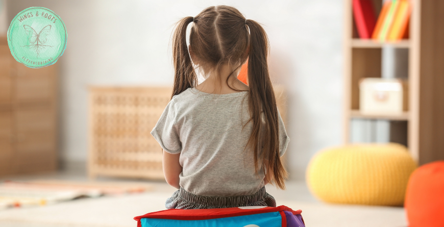 Kind sitzt alleine im Zimmer – Ausdruck von Traurigkeit und Überforderung