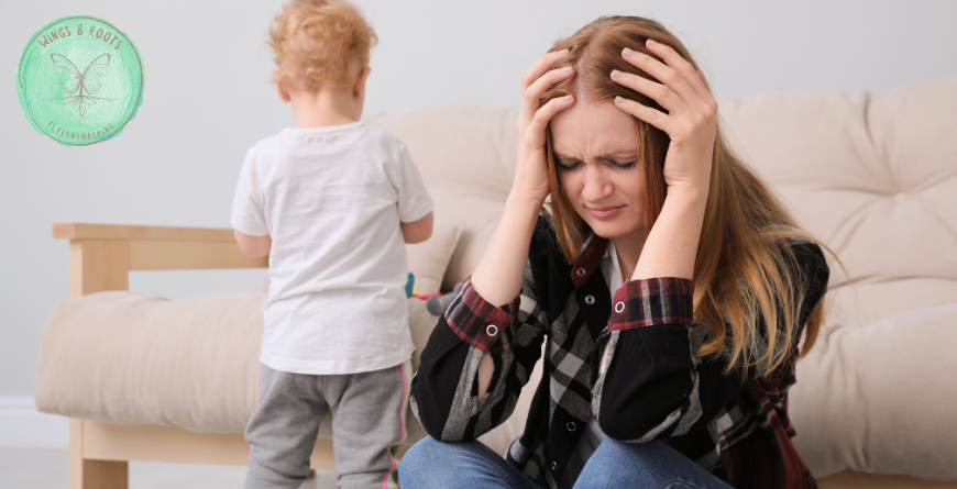 Mutter wirkt erschöpft, übernimmt alle Aufgaben allein – geprägt vom Glaubenssatz, keine Hilfe annehmen zu dürfen