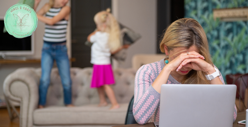Verzweifelte Mutter sitzt erschöpft im Wohnzimmer, während Kinder um sie herum toben – Symbol für emotionale Überlastung im Familienalltag